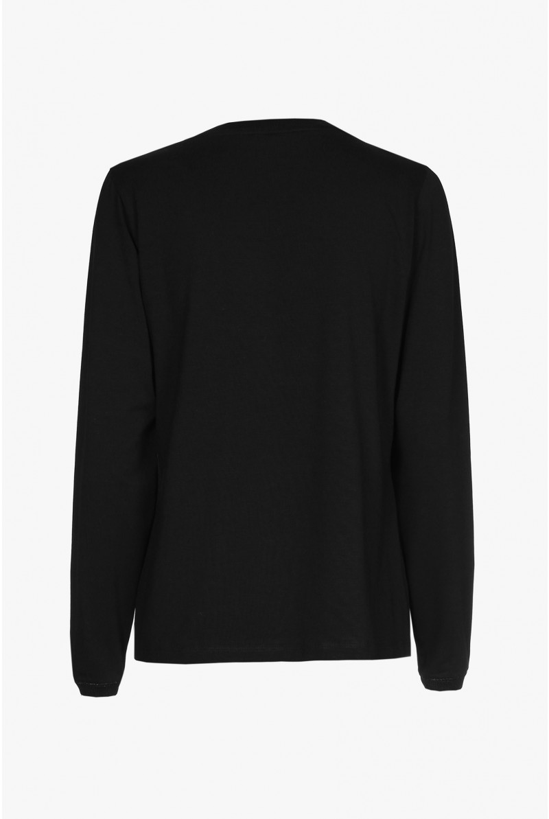 Black, long-sleeved T-shirt with V-neck