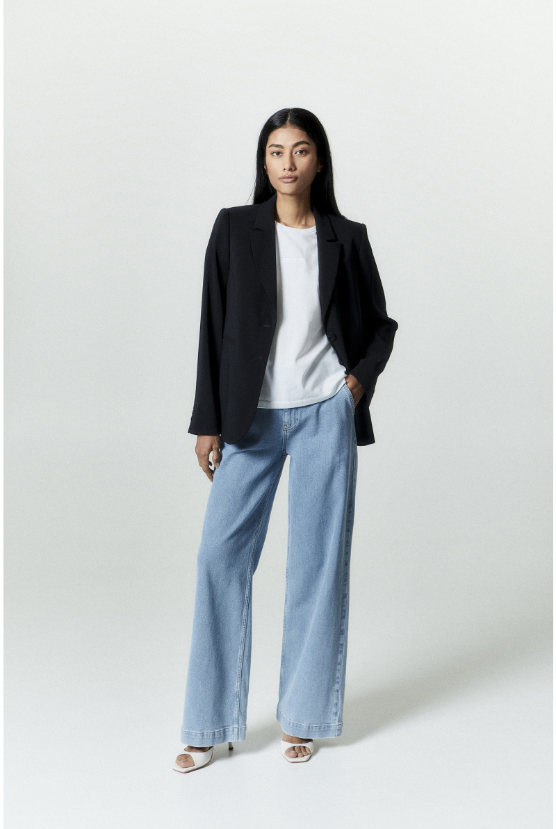 Tailored black wrinkle free blazer