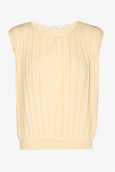 Sleeveless top with coarse rib structure