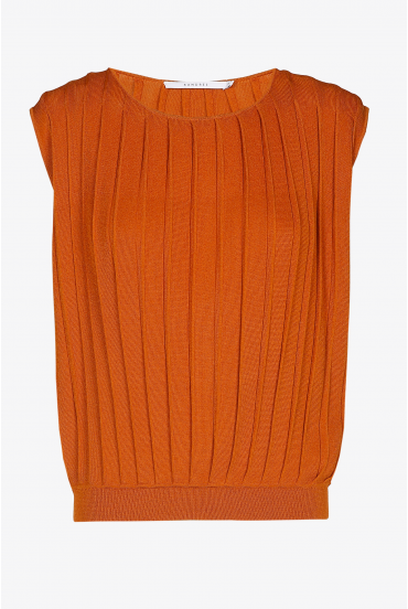 Sleeveless top with coarse rib structure