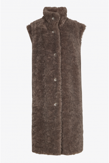 Sleeveless coat in teddy fabric
