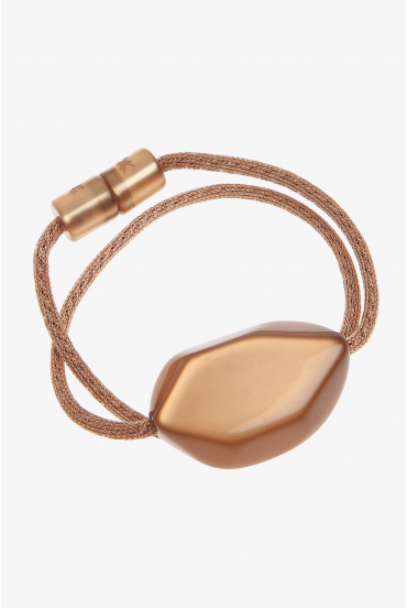 Bracelet brun avec breloque