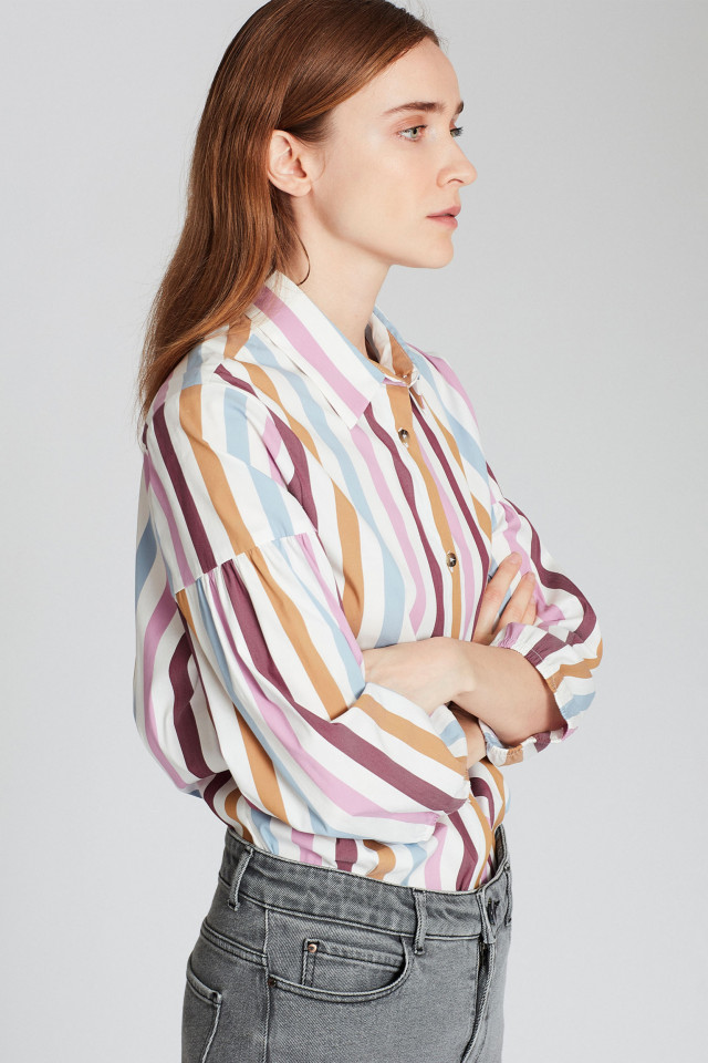 Chemise blanche à rayures colorées