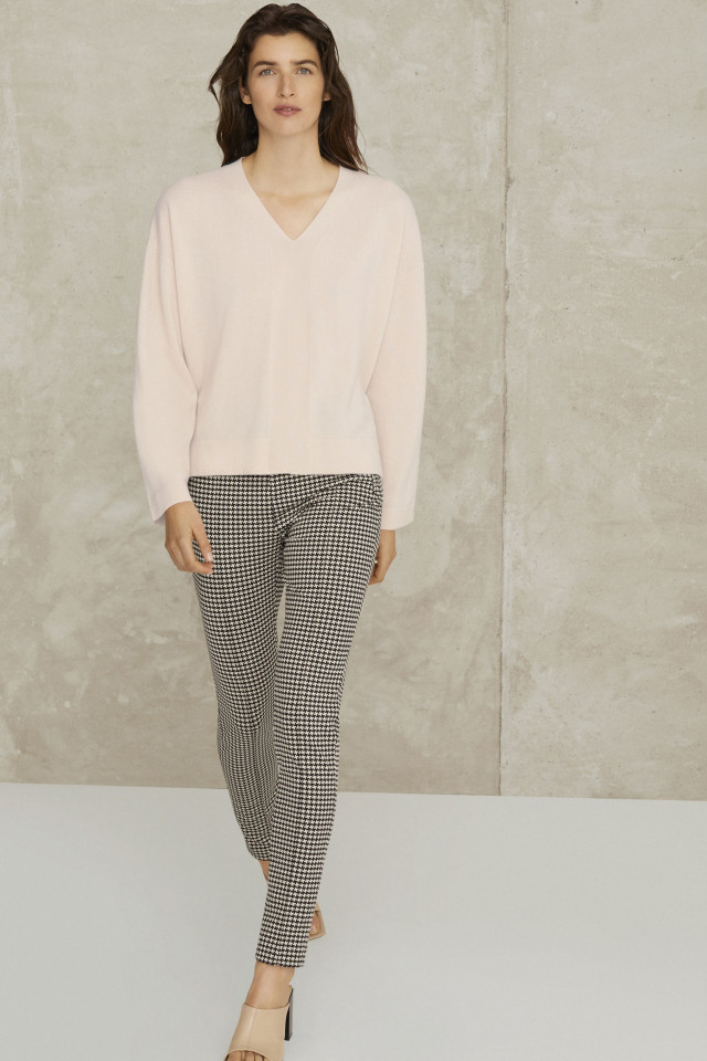 Slim fit trousers with houndstooth print in beige and black
