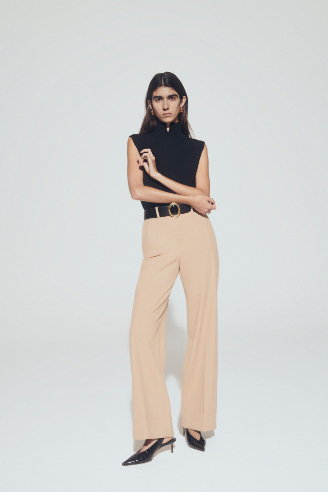 Trousers with wide legs