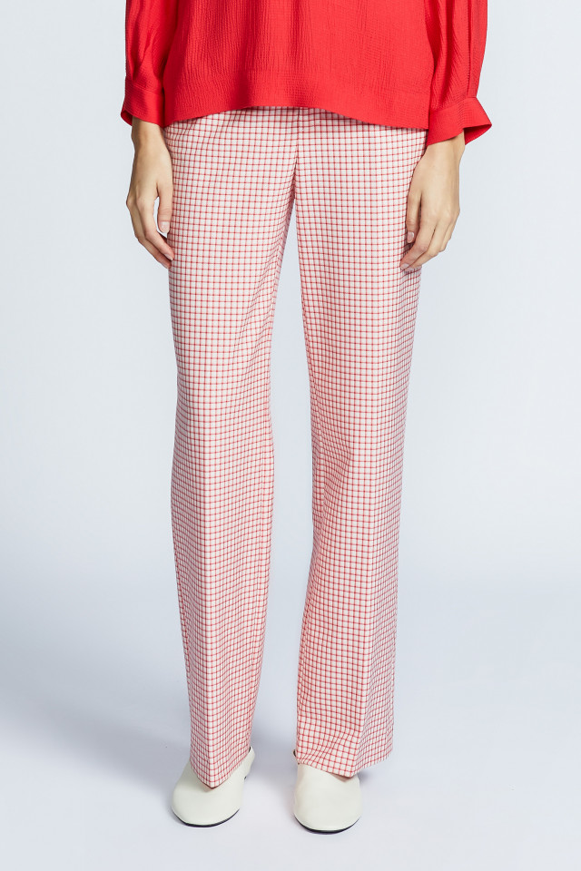 Pantalon à jambes larges arborant un pli marqué
