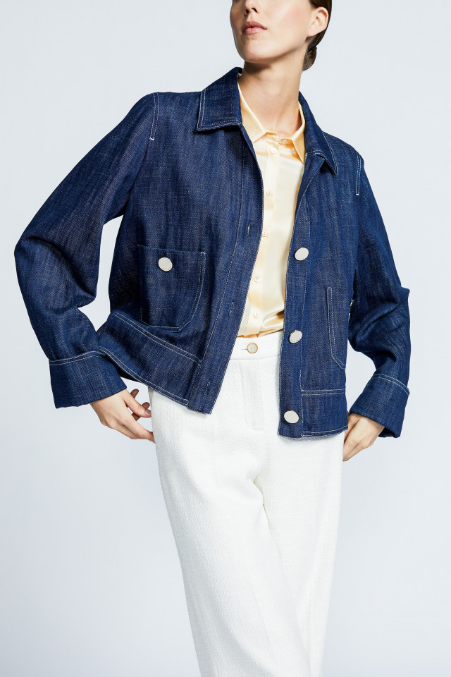 Veste courte confectionnée dans un tissu en jean souple