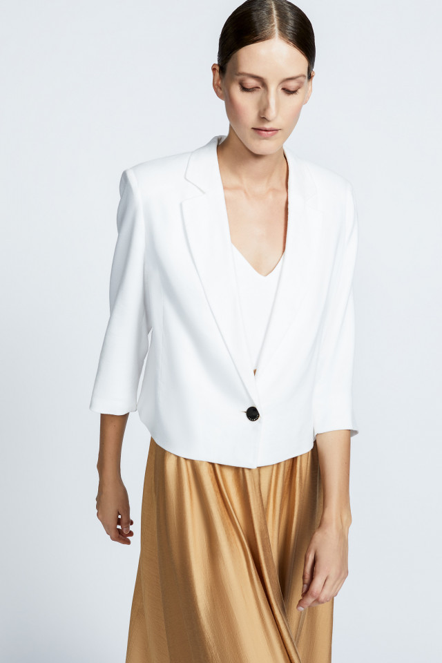 Short blazer with wide sleeves