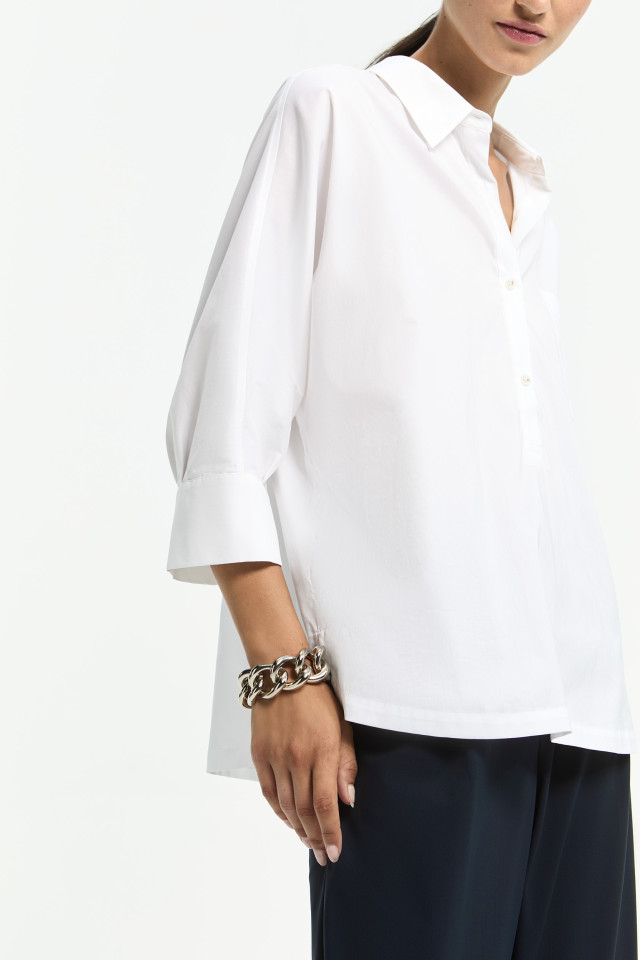 Bluse mit Knöpfen auf der Rückseite 