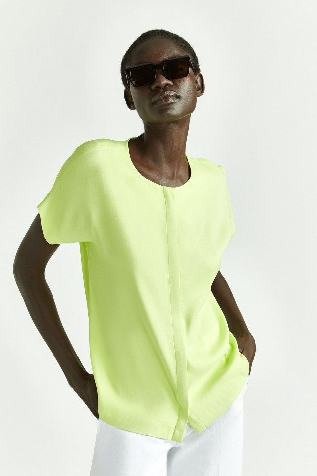 Blouse with hidden closure