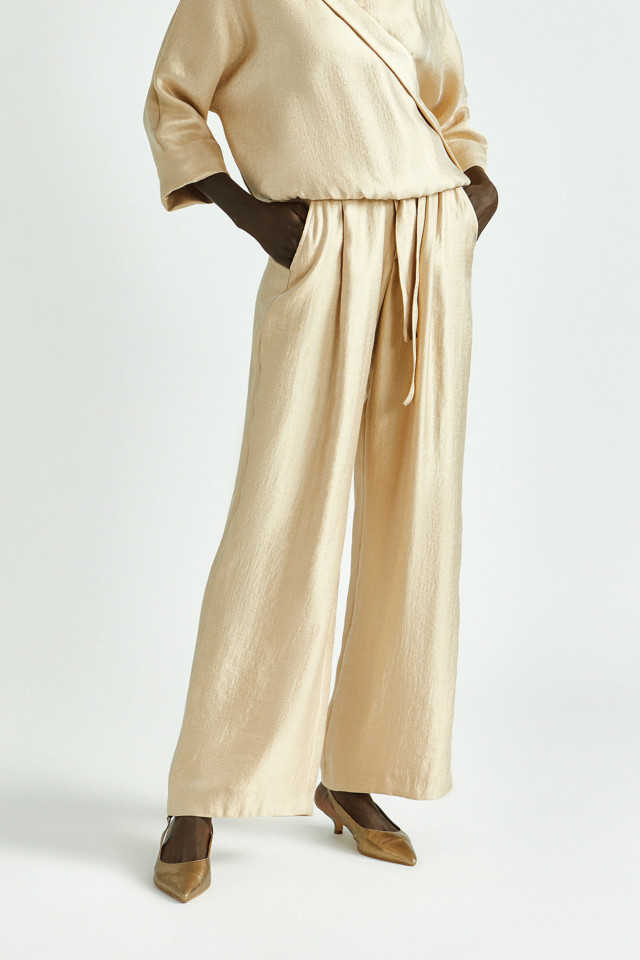 Pantalon brillant à pli marqué