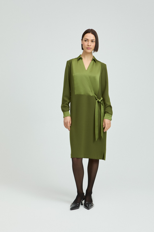 Dress with decorative bow 