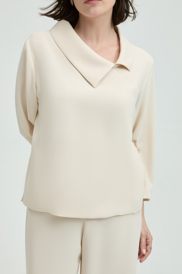 Blouse avec col asymétrique