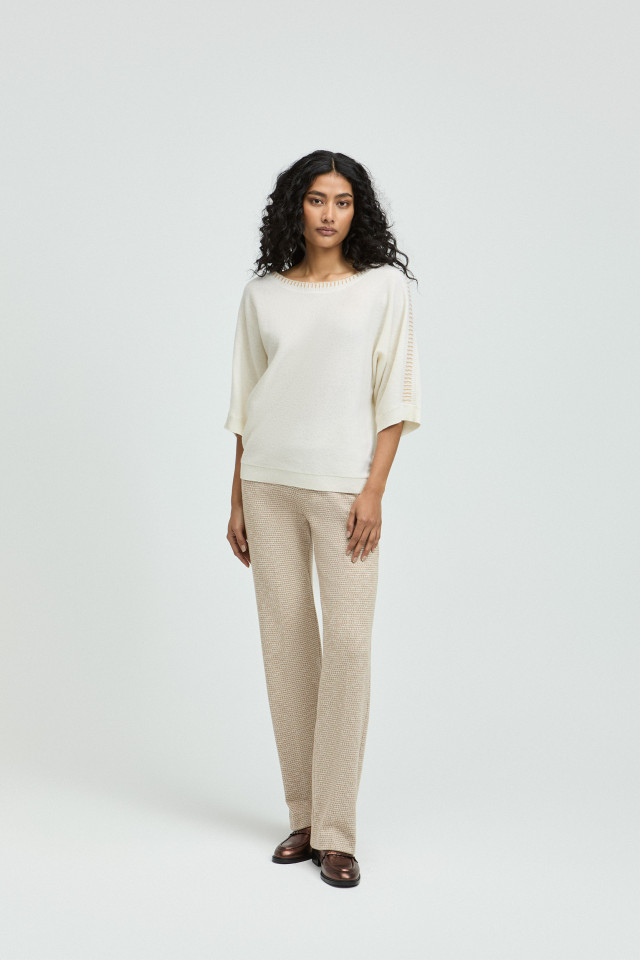 Trousers with detailed pattern 