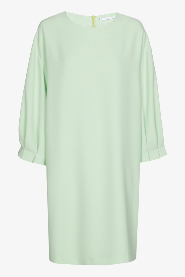 Robe à plis élégants