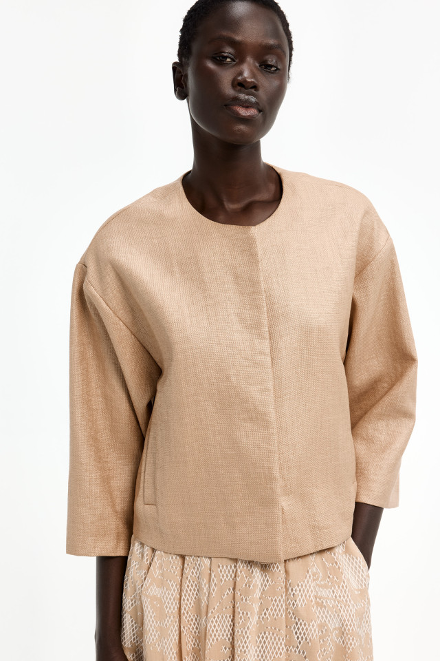 Geklede korte damesjas in raffia