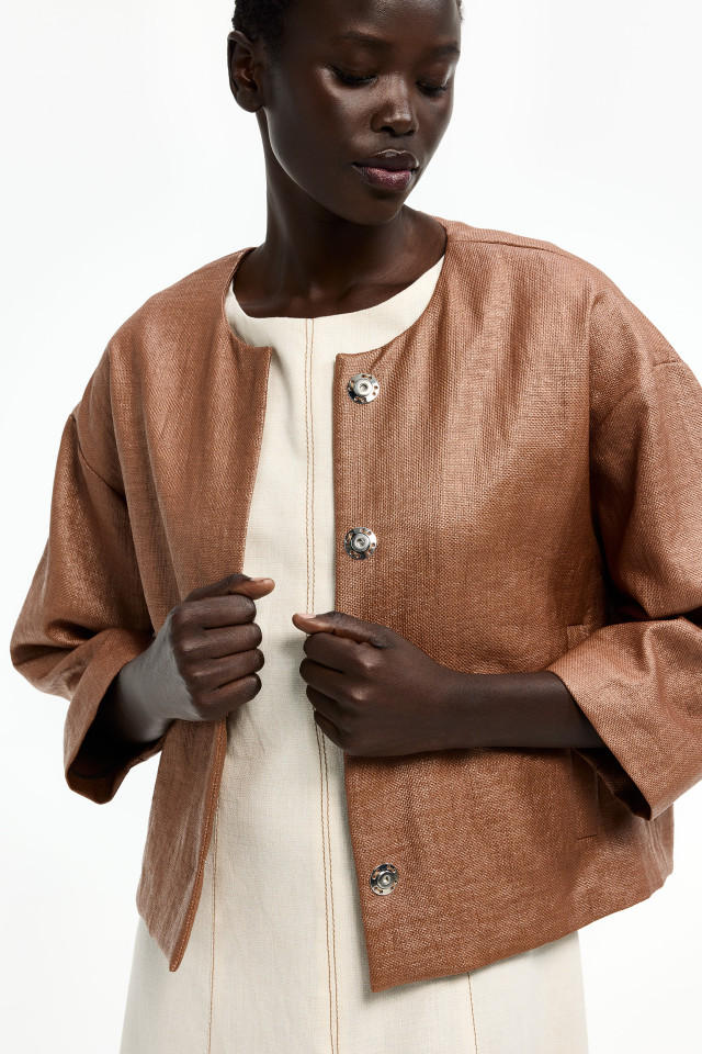 Geklede korte damesjas in raffia