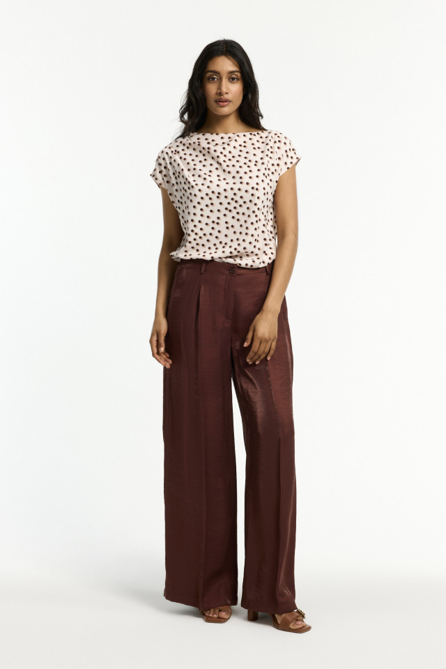 Glänzende Hose mit weitem Bein