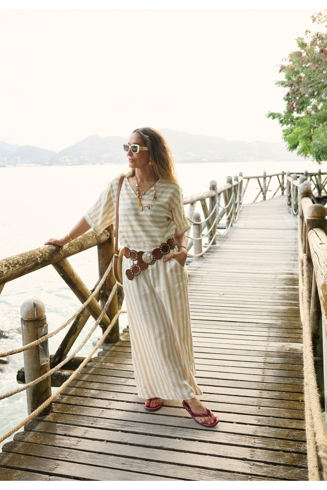 Lookbook: Gestreepte A-lijn rok + Gestreepte blouse met V-hals + Zomerslipper + Recycleerbare zonnebril