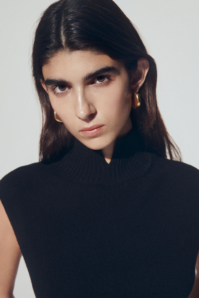 Sleeveless sweater with stand-up collar