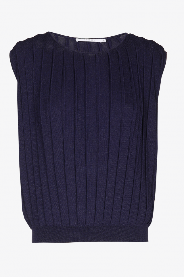 Sleeveless top with coarse rib structure