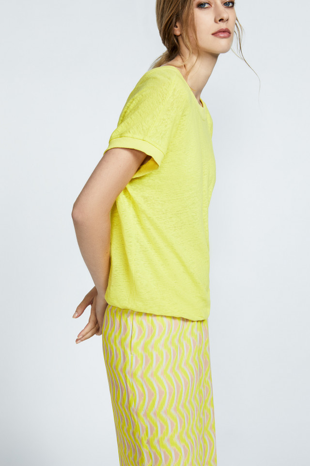 T-shirt with cut-out back