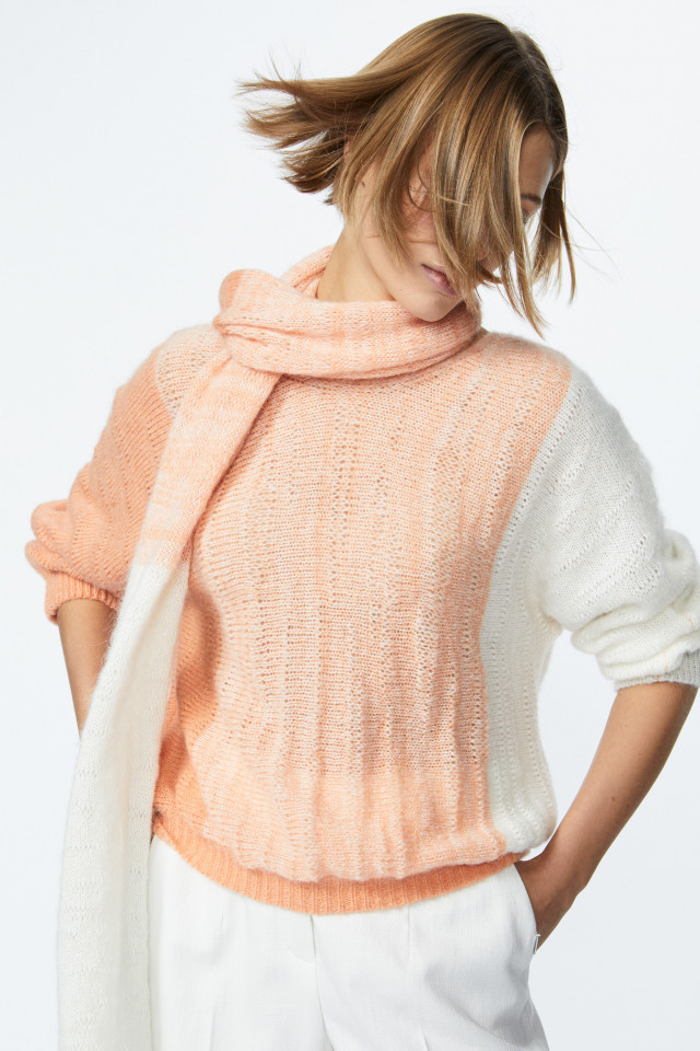 Pullover with vertical gradient pattern