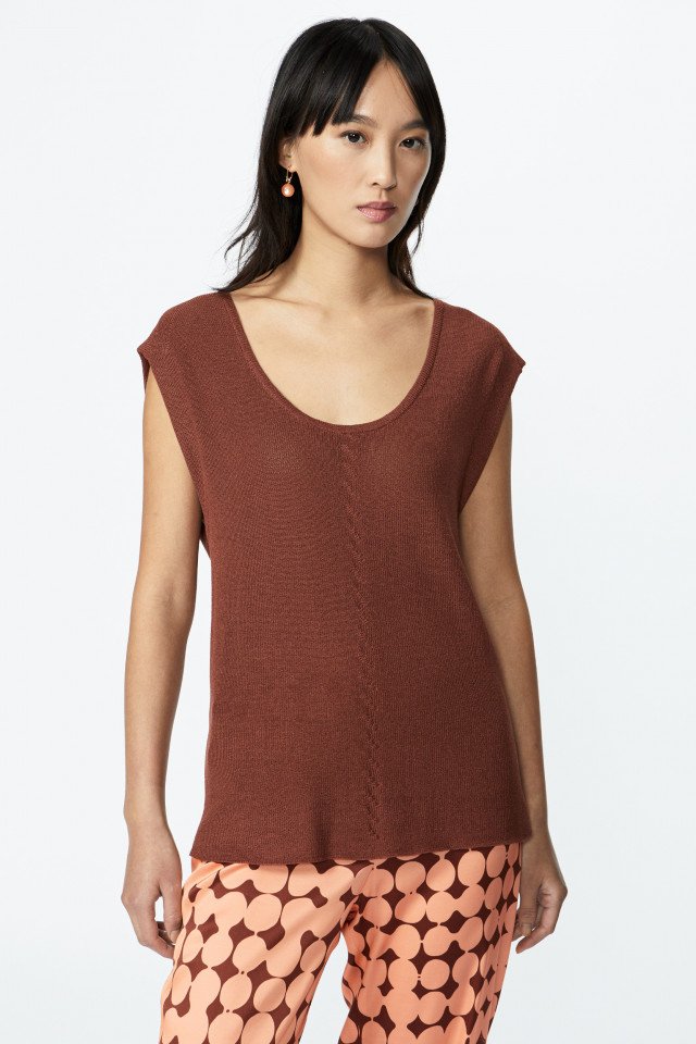 Loose-knit sleeveless sweater 
