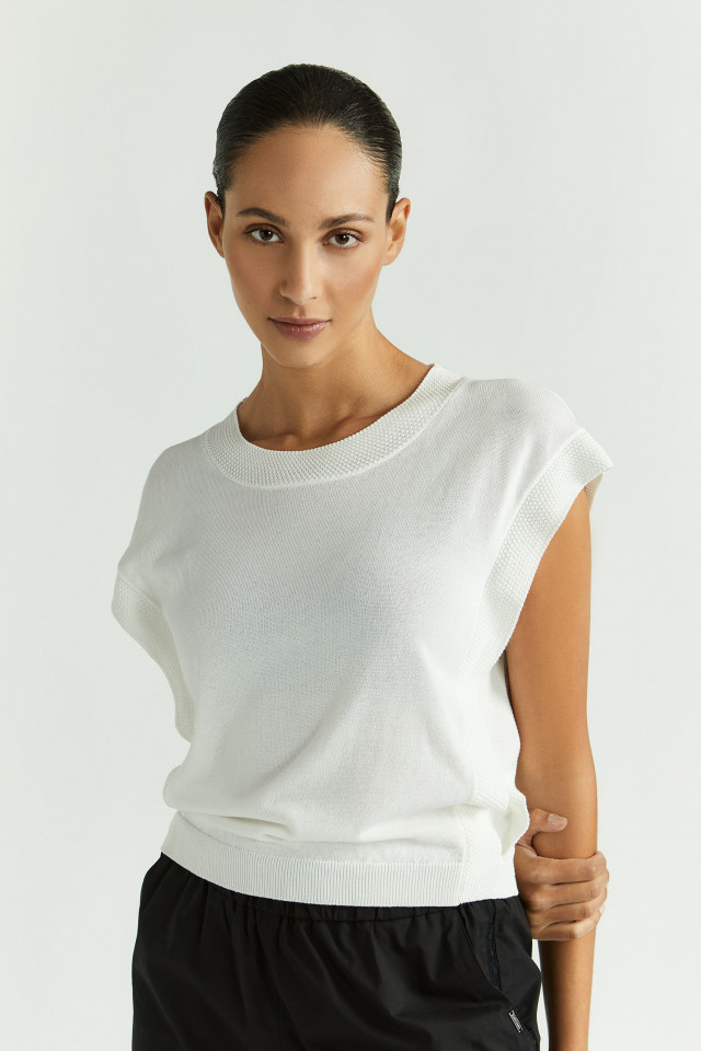 Sleeveless jumper with decorative hem