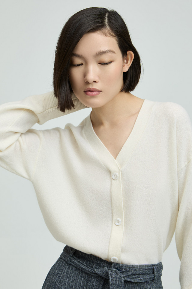 Pull en laine mérinos avec encolure en V