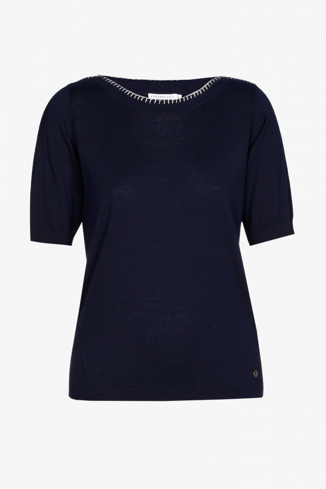 Jumper with boat neck