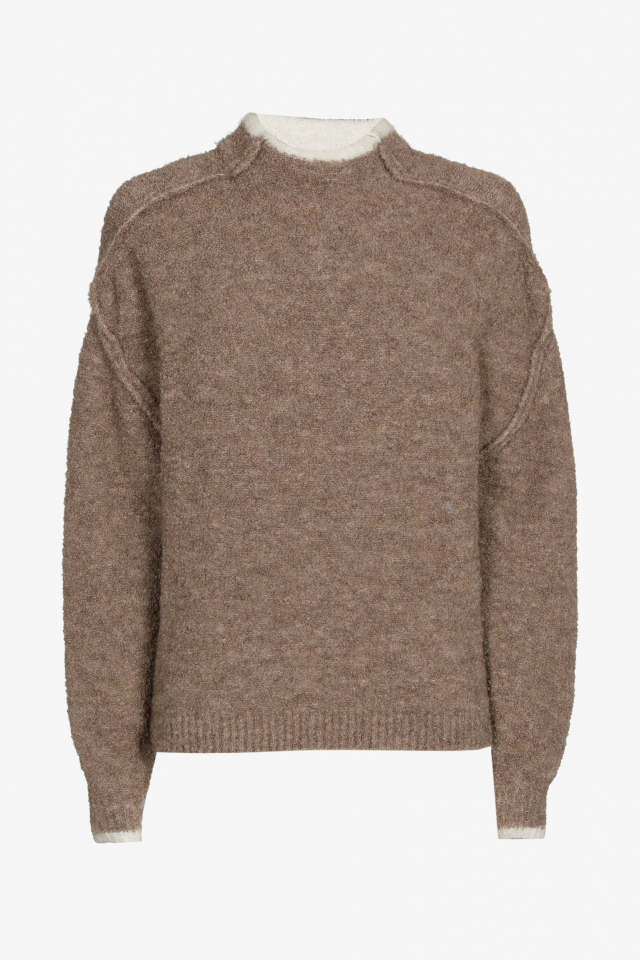Warme pull met zichtbare naden