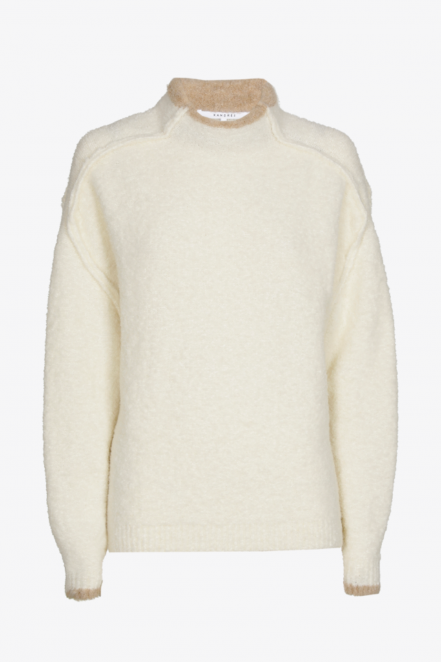 Pull chaud avec coutures visibles