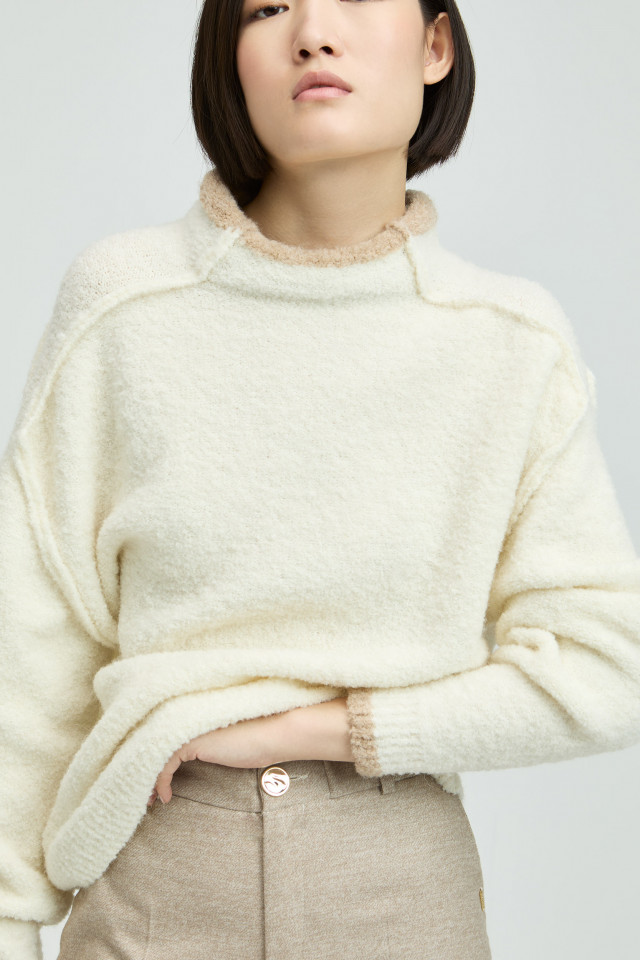 Pull chaud avec coutures visibles