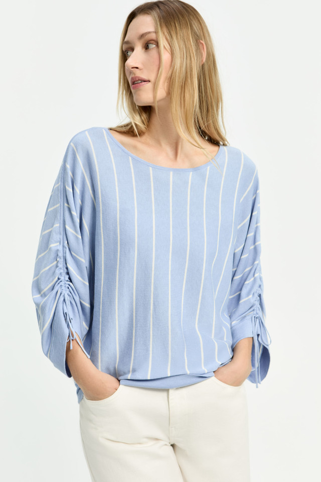Feminine pullover with stripes