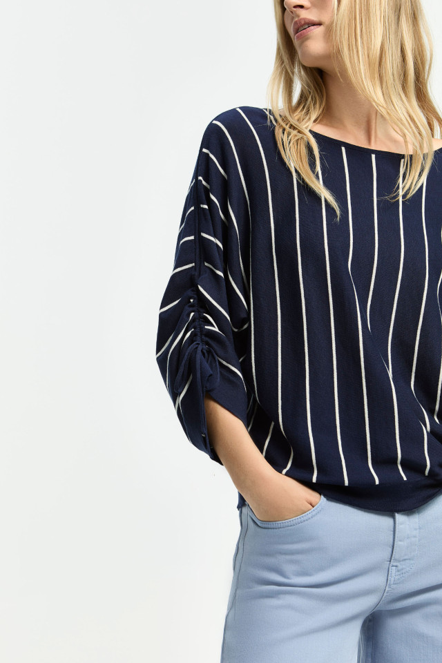 Feminine pullover with stripes