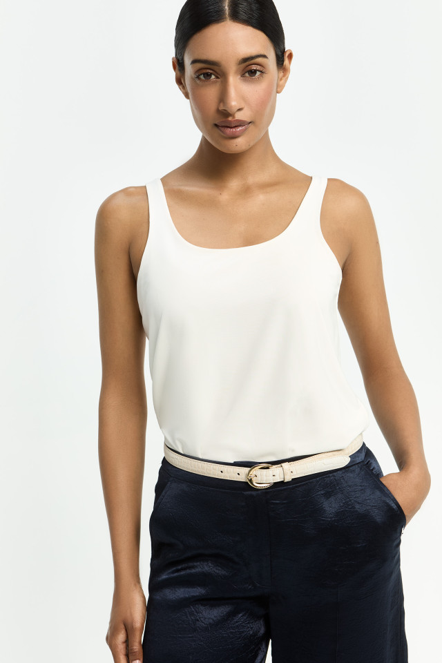 Sleeveless top with round neck