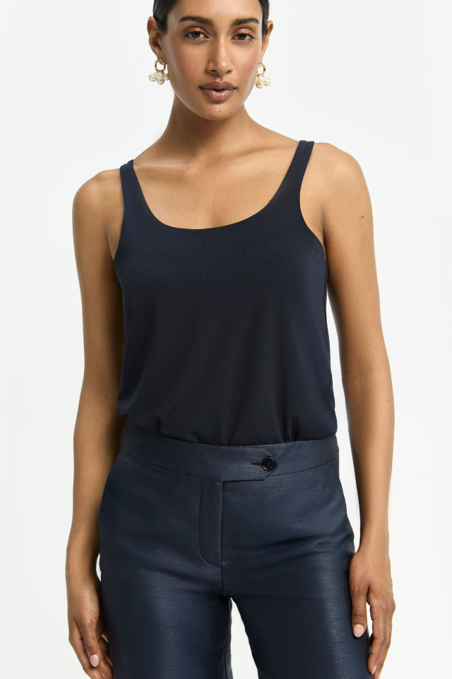 Sleeveless top with round neck