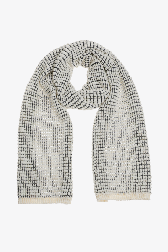 Scarf in 3D decorative knit 