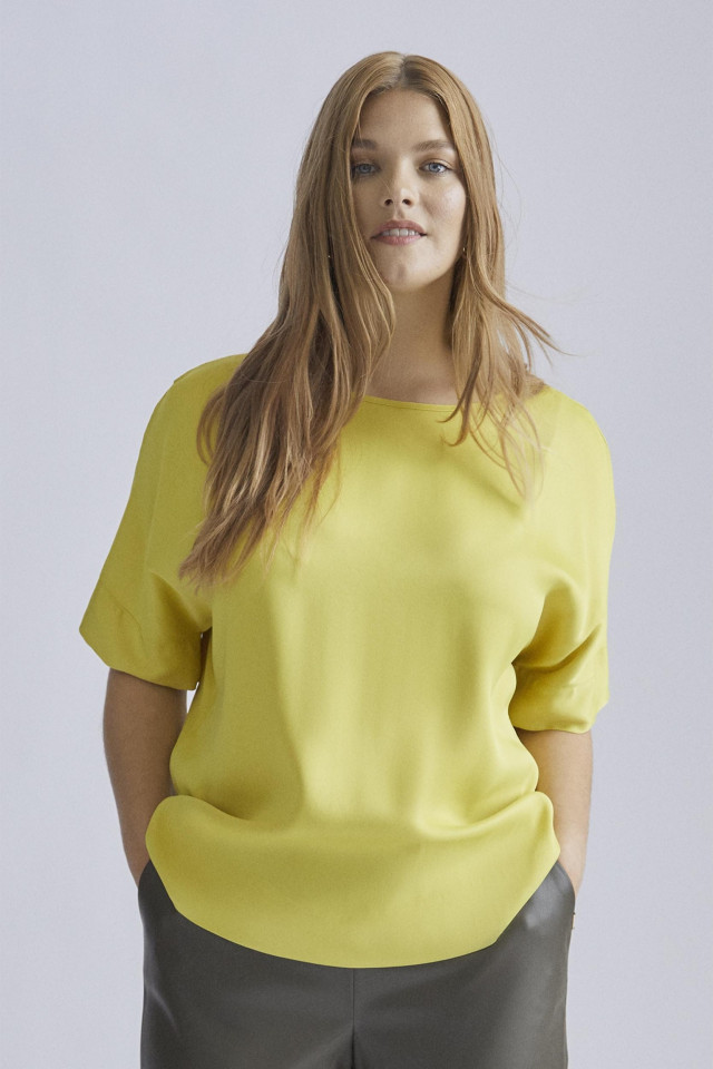 Yellow blouse with short sleeves