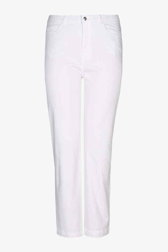 White plus-size jeans with a loose fit and buttonhole elastic