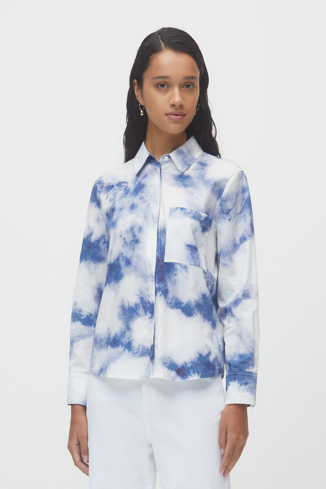 Blauw-witte blouse met tie dye-print