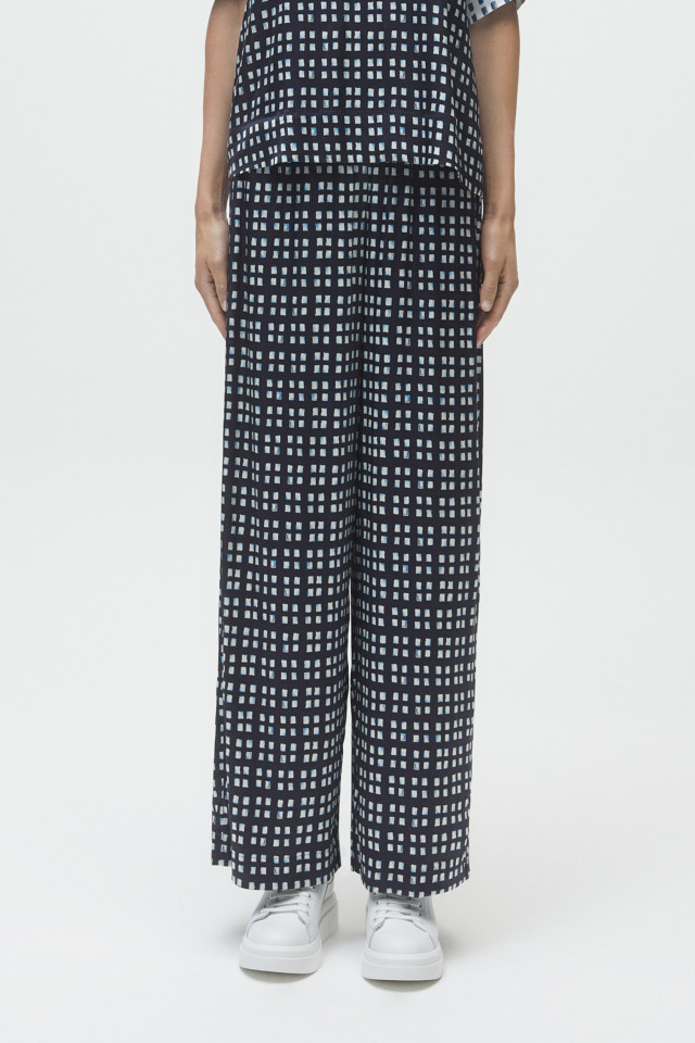 Wide dark blue trousers with print