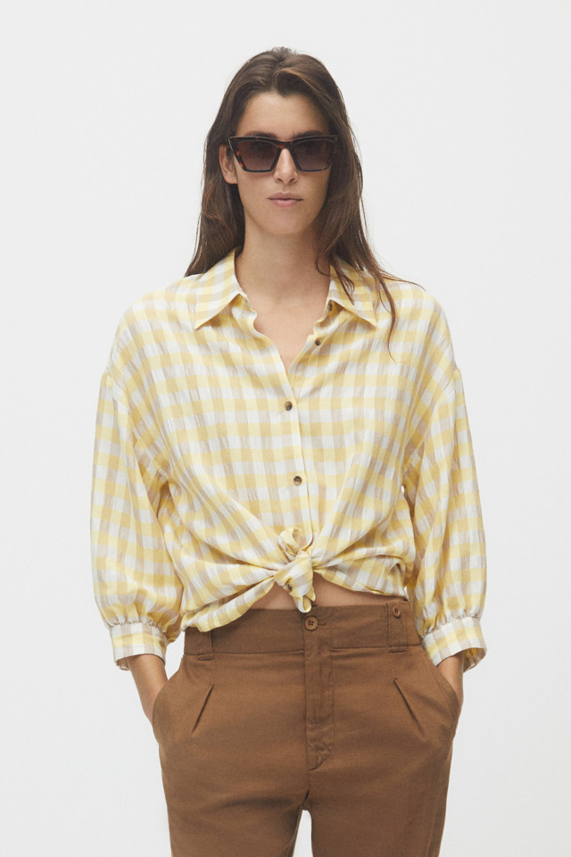 Longue blouse à carreaux dans des tons blanc, jaune et brun clair