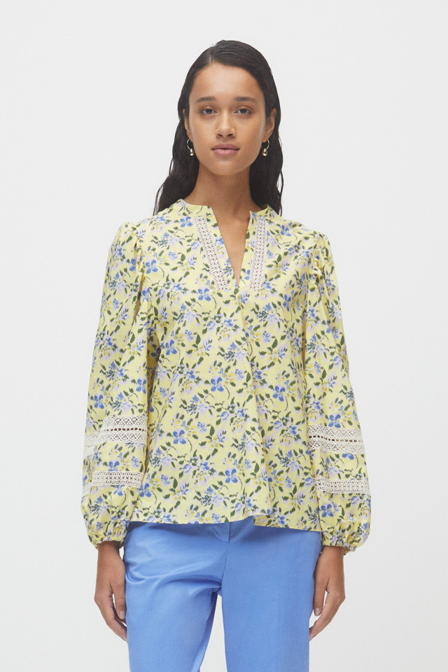 Pastelgele blouse met blauwe bloemenprint