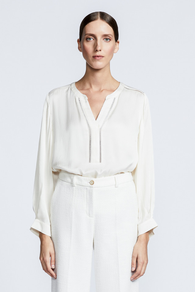 Summery blouse with V-neck