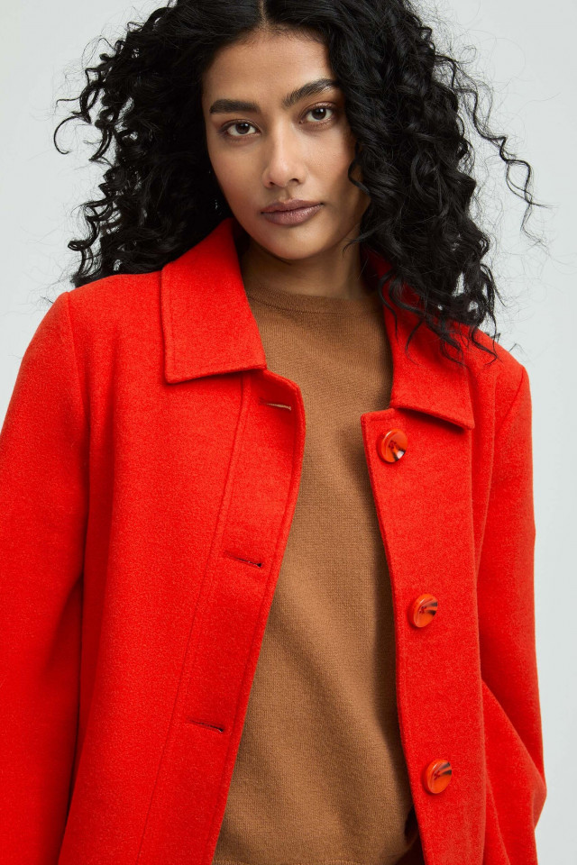 Kurze Jacke mit Knöpfen