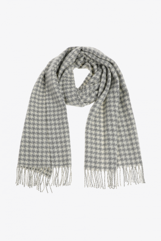 Scarf with fringes