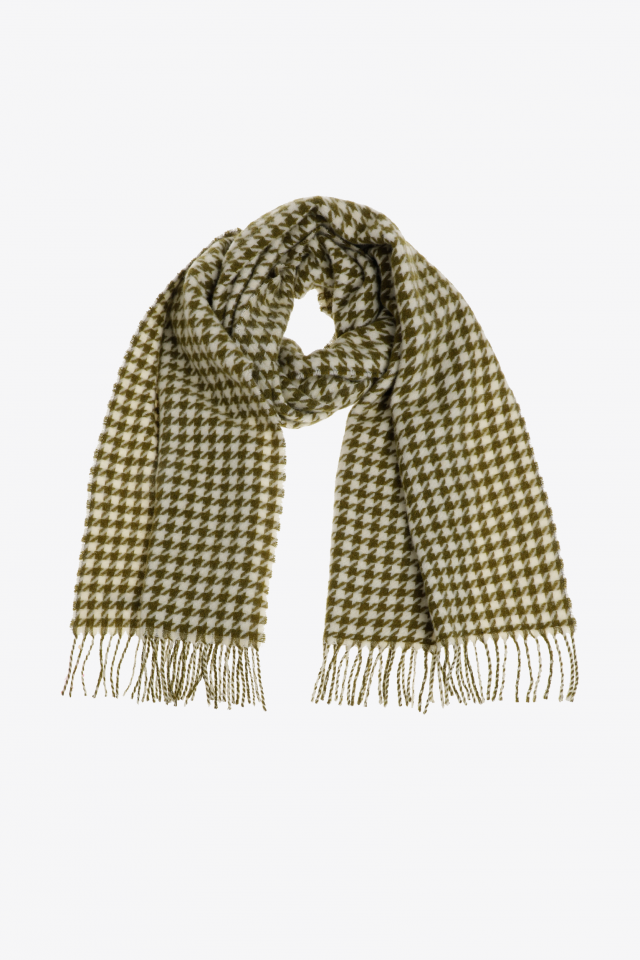 Scarf with fringes