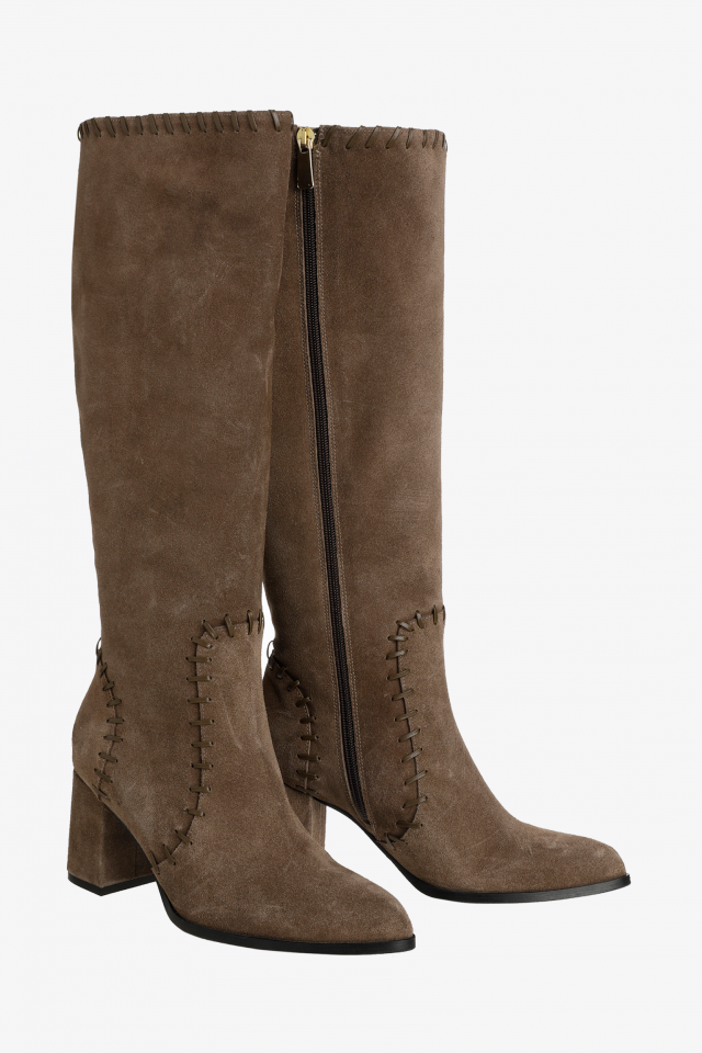 Long feminine boots with heel